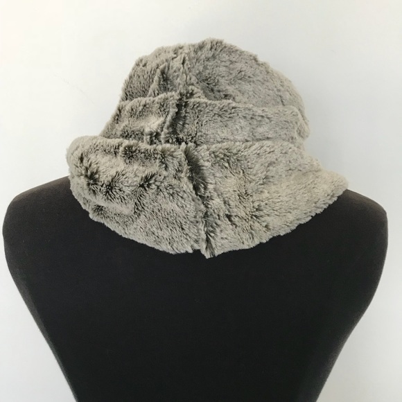 NWOT  Faux Fur Infinity Scarf One Size - Picture 2 of 4